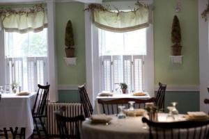 Jaffrey莫纳德诺克旅馆（Monadnock Inn）的用餐室设有桌椅和窗户。
