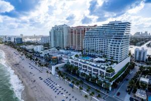 劳德代尔堡The Residential Suites at the Ritz-Carlton, Fort Lauderdale #1510的享有海滩和建筑的空中景致