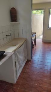卡波布里奥Casinha do Peró的厨房配有台面和瓷砖地板。