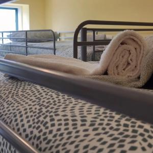 奥良Recanto do Algarve的床上有毯子