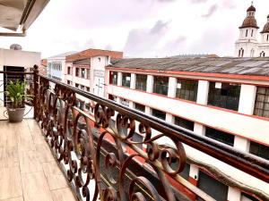 昆卡Family Apartment centro ciudad + Netflix的享有建筑景致的阳台