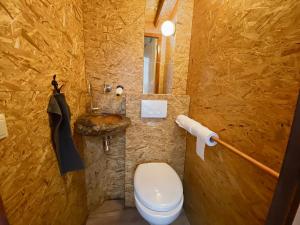 乌得勒支Off-Grid Boat Experience - Stay Zero Footprint的石质浴室设有卫生间和水槽