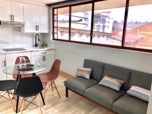 昆卡Family Apartment centro ciudad + Netflix的客厅配有沙发和桌子