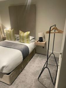 利物浦Luxurious 1 Bed - CITY VIEWS的酒店客房带一张带角的床铺