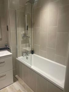 利物浦Luxurious 1 Bed - CITY VIEWS的带浴缸和盥洗盆的淋浴浴室