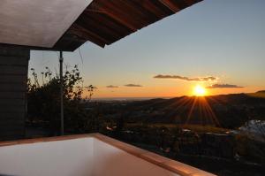 蒙特科尔维诺-罗韦拉La Vecchia Lanterna的从房子的阳台上看到日落
