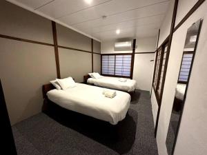 白马村AOBA Hakuba self-contained home的酒店客房带两张床和两个窗户