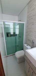 伊列乌斯Casa Vista Pontal的一间带卫生间和玻璃淋浴间的浴室