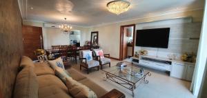 伊列乌斯Casa Vista Pontal的带沙发的客厅和用餐室