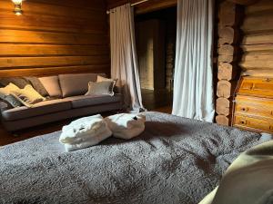 Noresund"SoFly Lodge", Charm and Elegance的卧室内的一张带两个白色枕头的床