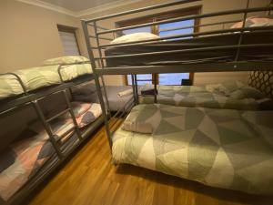 都柏林Dublin Airport Big rooms with bathroom outside room - kitchen only 7 days reservation的宿舍间设有两张双层床和一张床。