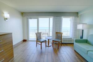 弗吉尼亚海滩弗吉尼亚海滩海滨马尔杰克套房酒店的客厅配有沙发和桌椅
