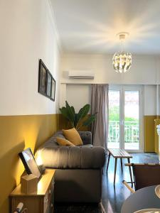雅典Athenian Vintage Style 2 bdr apartment的客厅配有沙发和桌子