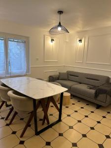 奥尔良Appartement Haut Standing的客厅配有桌子和沙发