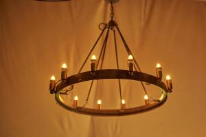 BaltonsboroughTall Trees Glamping的室内的烛光吊灯