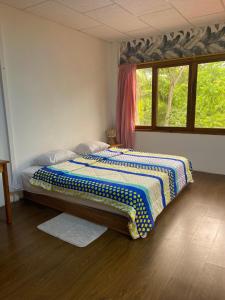 阿亚姆佩La Casa De Eros的一间卧室配有一张床铺,床上有毯子