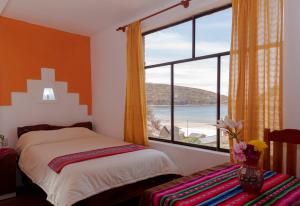 Comunidad ChallapampaHostal Margarita Isla del Sol Norte comunidad Challapampa的一间卧室设有一张床和一个大窗户
