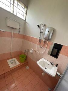 马六甲Homestay ShimahJay Telok Mas Melaka的一间带水槽和卫生间的浴室