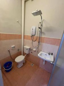 马六甲Homestay ShimahJay Telok Mas Melaka的一间带卫生间和水槽的浴室