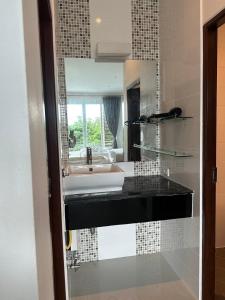 Phra Ae beach2 Bedroom Seaview Lanta Sport Resort 303的一间带水槽和镜子的浴室