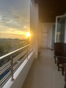 Phra Ae beach2 Bedroom Seaview Lanta Sport Resort 303的享有日落美景的阳台