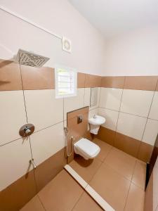 瓦亚纳德Luxe Hotel - Rooms & Villas Wayanad的一间带卫生间和水槽的浴室