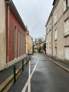 奥尔良Appartement Haut Standing的一条空的街道,上面有一条在路上涂漆的x