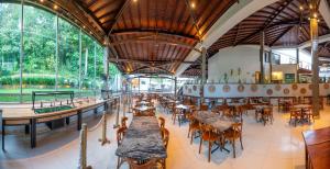 塞古罗港夏利玛普拉亚最佳西方酒店的餐厅设有桌椅和大窗户。