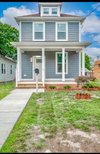 诺福克The Chesapeake Gray的前面有草坪的蓝色房子