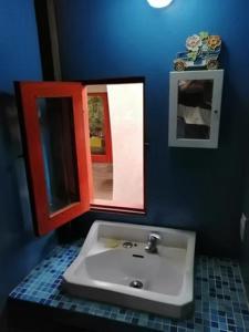 La AguadaCasa Encantada Guest House的一间带水槽和镜子的浴室