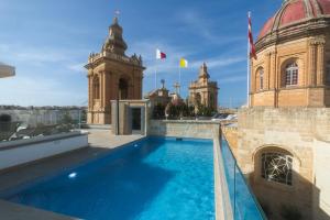 比尔古IBB Hotel Palazzo Bettina Malta的建筑物屋顶上的游泳池