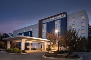 查尔斯顿SpringHill Suites By Marriott Charleston Airport & Convention Center的带有快速行会服务的标志的医院大楼