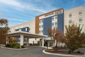 查尔斯顿SpringHill Suites By Marriott Charleston Airport & Convention Center的医院大楼前方的 ⁇ 染