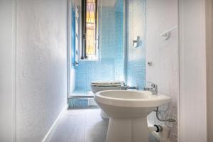 蒙扎Cozy Apartment in Monza City Center的浴室配有白色卫生间和盥洗盆。