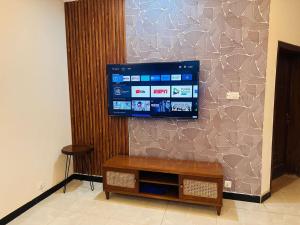 伊斯兰堡Holidazzle Lodge Islamabad的挂在墙上的平面电视