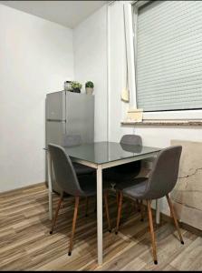 奥西耶克Oaza mira的餐桌、椅子和冰箱