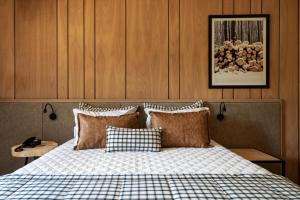 格拉玛多埃尔佩斯特里酒店的一间卧室配有一张带 ⁇ 子毯子的床