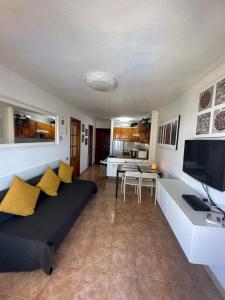 美洲海滩Mara apartment with beautyful oceanview的带沙发和电视的客厅