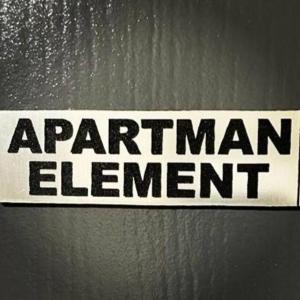 克鲁舍瓦茨Apartman Element的金属门上标有公寓单元的标志