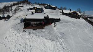 松达尔Cabin at the top of Hodlekve. Ski in/ski out.的雪中滑雪小屋的空中景致