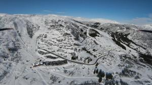 松达尔Cabin at the top of Hodlekve. Ski in/ski out.的雪地中滑雪胜地的空中景观