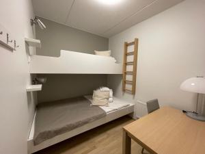 鲁卡R-Chalet Ruka (2302)的客房设有两张双层床和一张桌子。