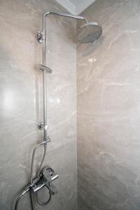 巴尼亚卢卡Apartmani Sebastijan的浴室内配有淋浴和头顶淋浴