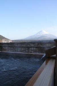 富士河口湖山田日式旅馆的一座有山底的水坝