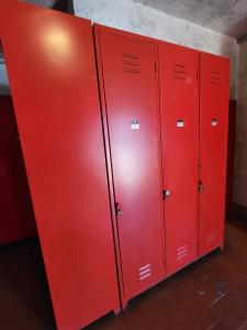 福波洛ViviFoppolo的两个红色的储物柜彼此相邻