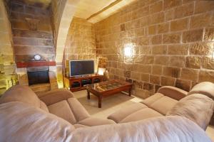 阿尔卜5 Bedroom Farmhouse with Private Pool & Views的带沙发和电视的客厅