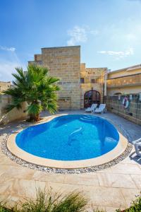 阿尔卜5 Bedroom Farmhouse with Private Pool & Views的一座大游泳池,位于一座带建筑物的庭院内