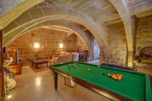 阿尔卜5 Bedroom Farmhouse with Private Pool & Views的城堡内带台球桌的客厅