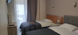 帕特雷埃尔格列柯酒店的酒店客房设有两张床和窗户。