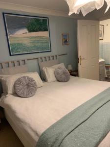 法弗舍姆CreekSide Bed and Breakfast Faversham的一间卧室配有一张带两个枕头的床